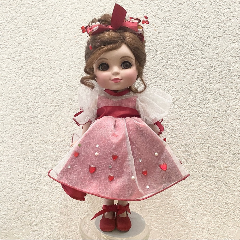 2007 Marie Osmond Adoring Hearts Adora Belle Porcelain Valentines Doll w/ Stand